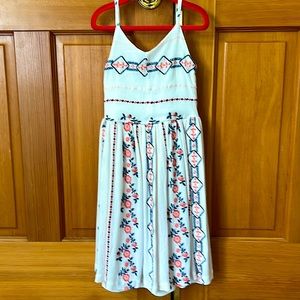 Sleeveless double layer Pippa & Julie white dress with flower embroidery size 7